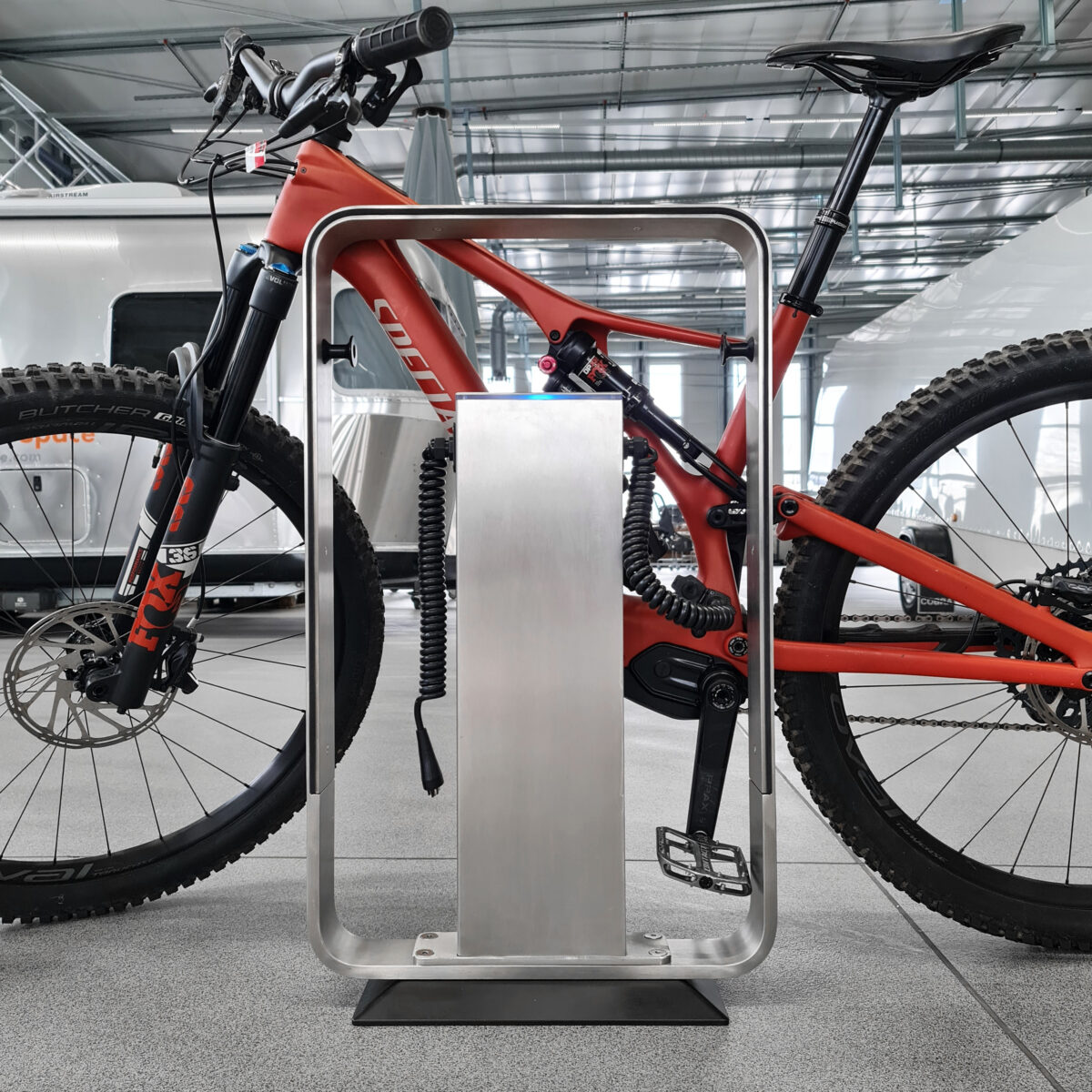 Q-RACK E-Charger Ladestation - Stellplatz mit Lademöglichkeit für 2 E-Bikes mit 2 Integrierte Ladegeräte und Systemspezifischen Stecker