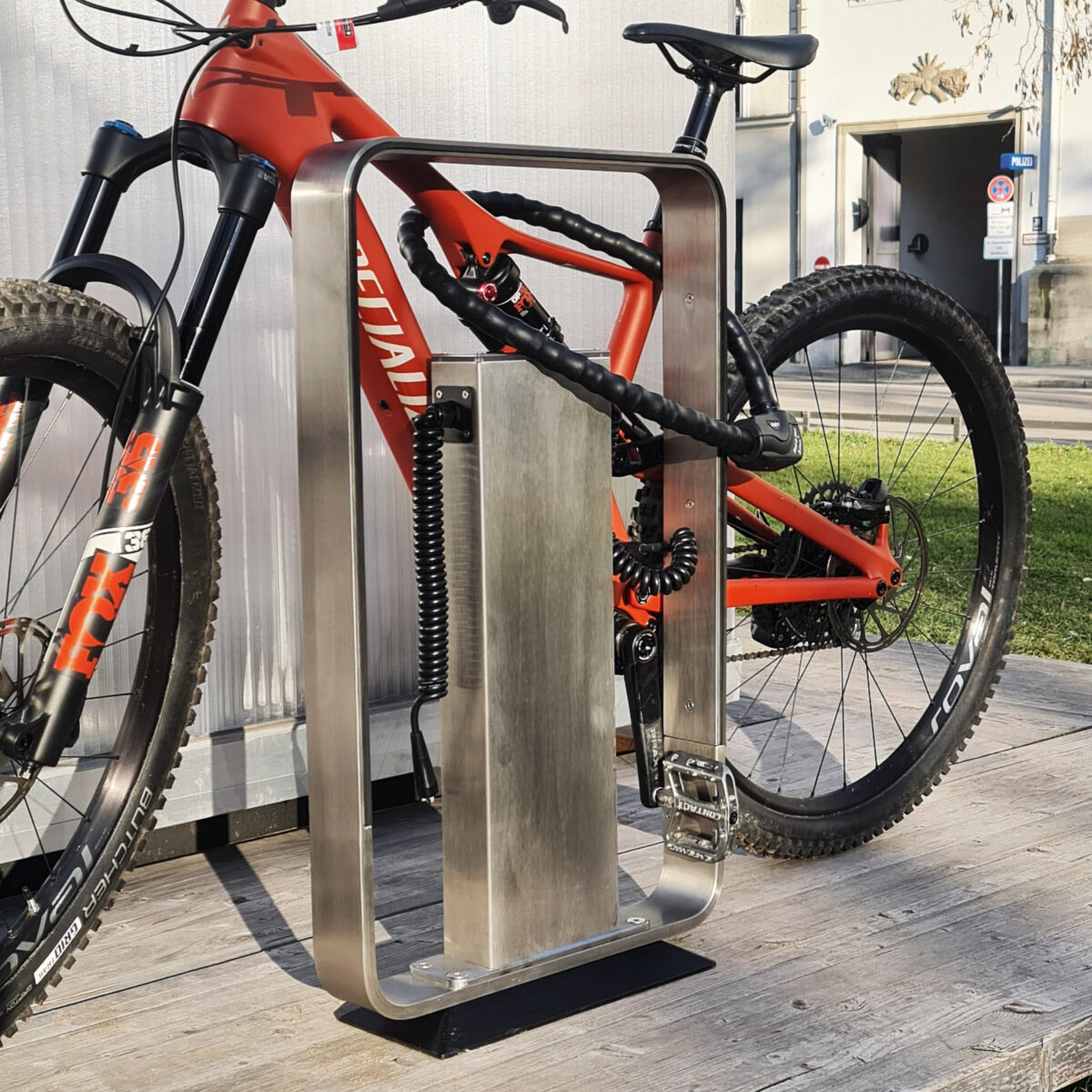 Lockable Bike on Frame lockable Parking space for 2 bicycles