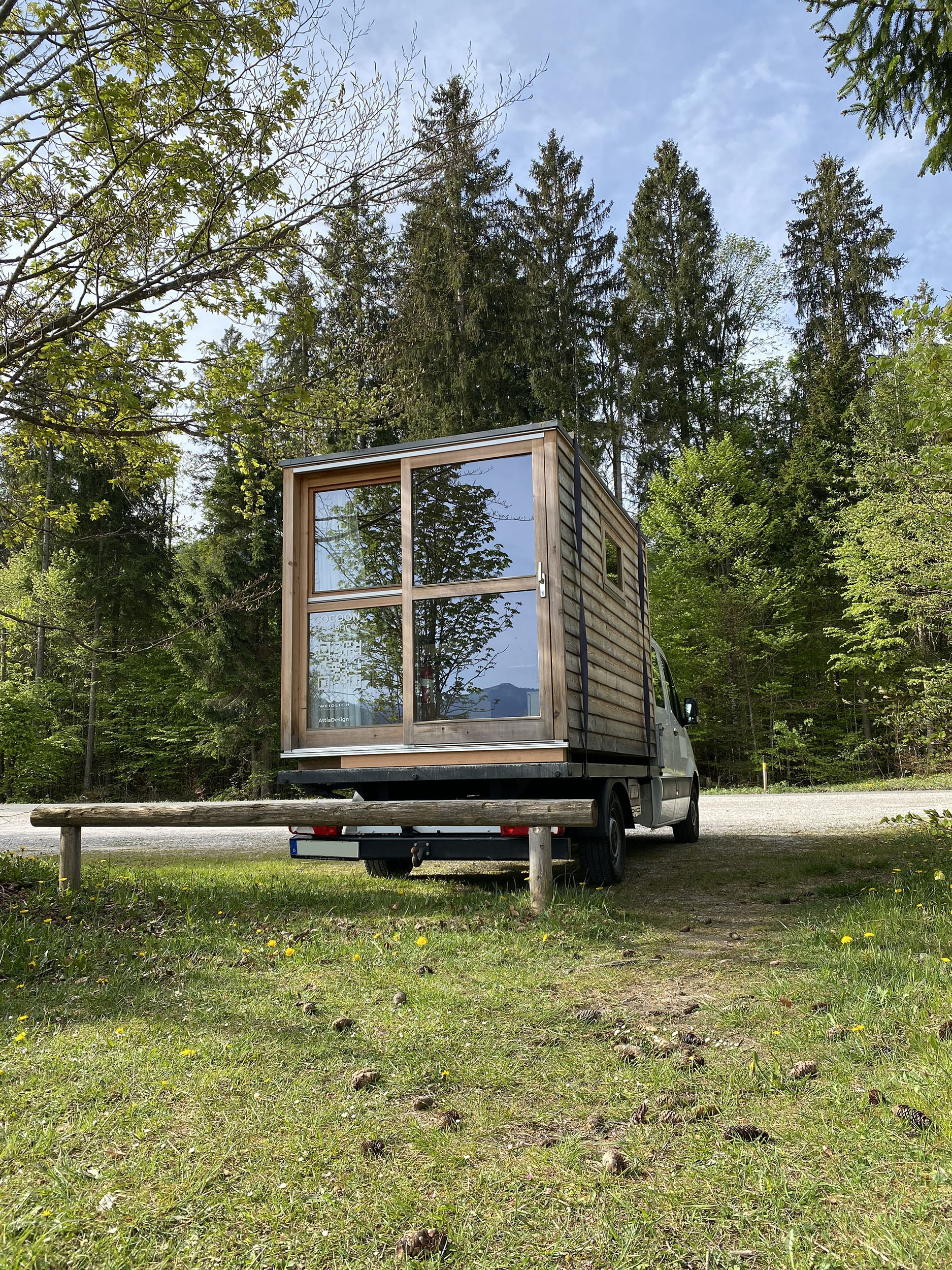 Transformative minimalist mobile house redefines vanlife with sustainable Moonwood design, elevating the traditional caravan lifestyle / Transformierendes minimalistisches Mobilhaus, das Vanlife mit nachhaltigem Mondholz-Design neu definiert und den traditionellen Caravan-Lebensstil aufwertet.