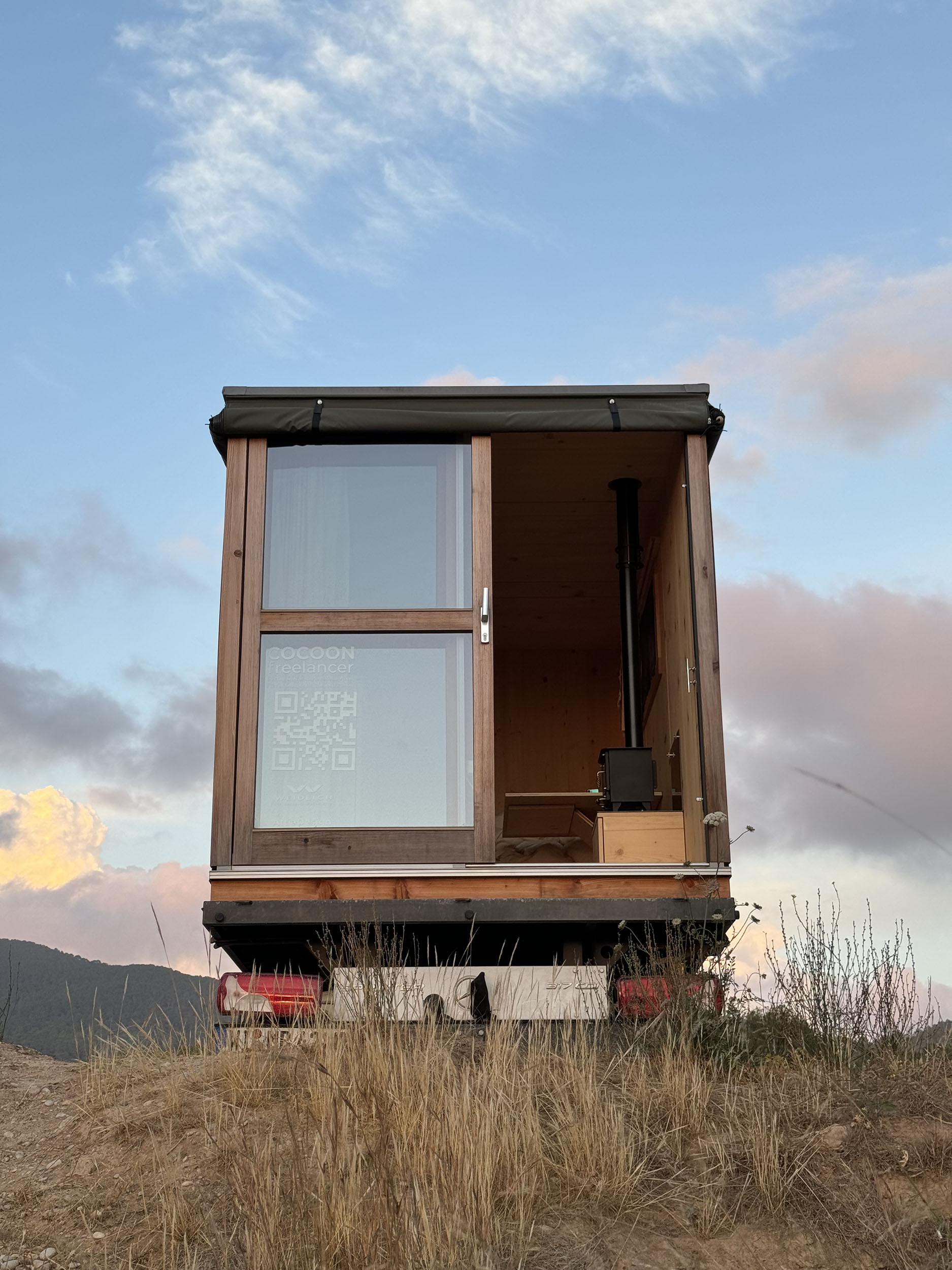 Minimalist mobile house exterior made from eco-friendly Moonwood, designed for health-conscious, sustainable living / Minimalistisches Mobilhaus aus umweltfreundlichem Mondholz, entwickelt für gesundheitsbewusstes und nachhaltiges Wohnen.