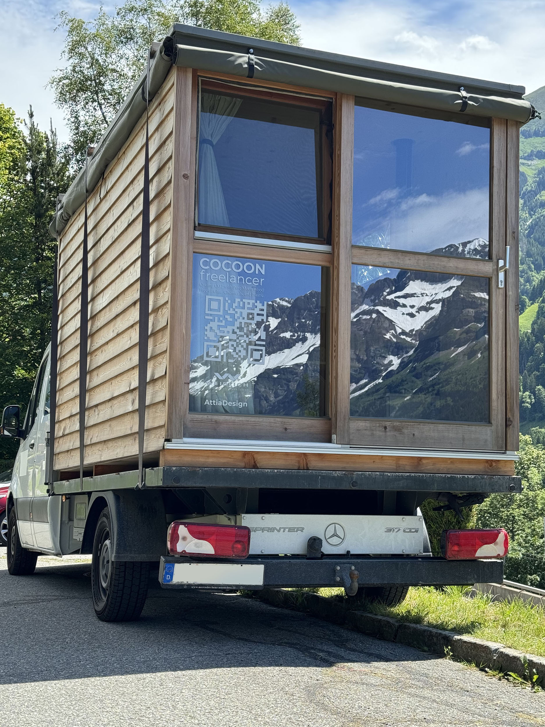 Transformative minimalist mobile house redefines vanlife with sustainable Moonwood design, elevating the traditional caravan lifestyle / Transformierendes minimalistisches Mobilhaus, das Vanlife mit nachhaltigem Mondholz-Design neu definiert und den traditionellen Caravan-Lebensstil aufwertet.