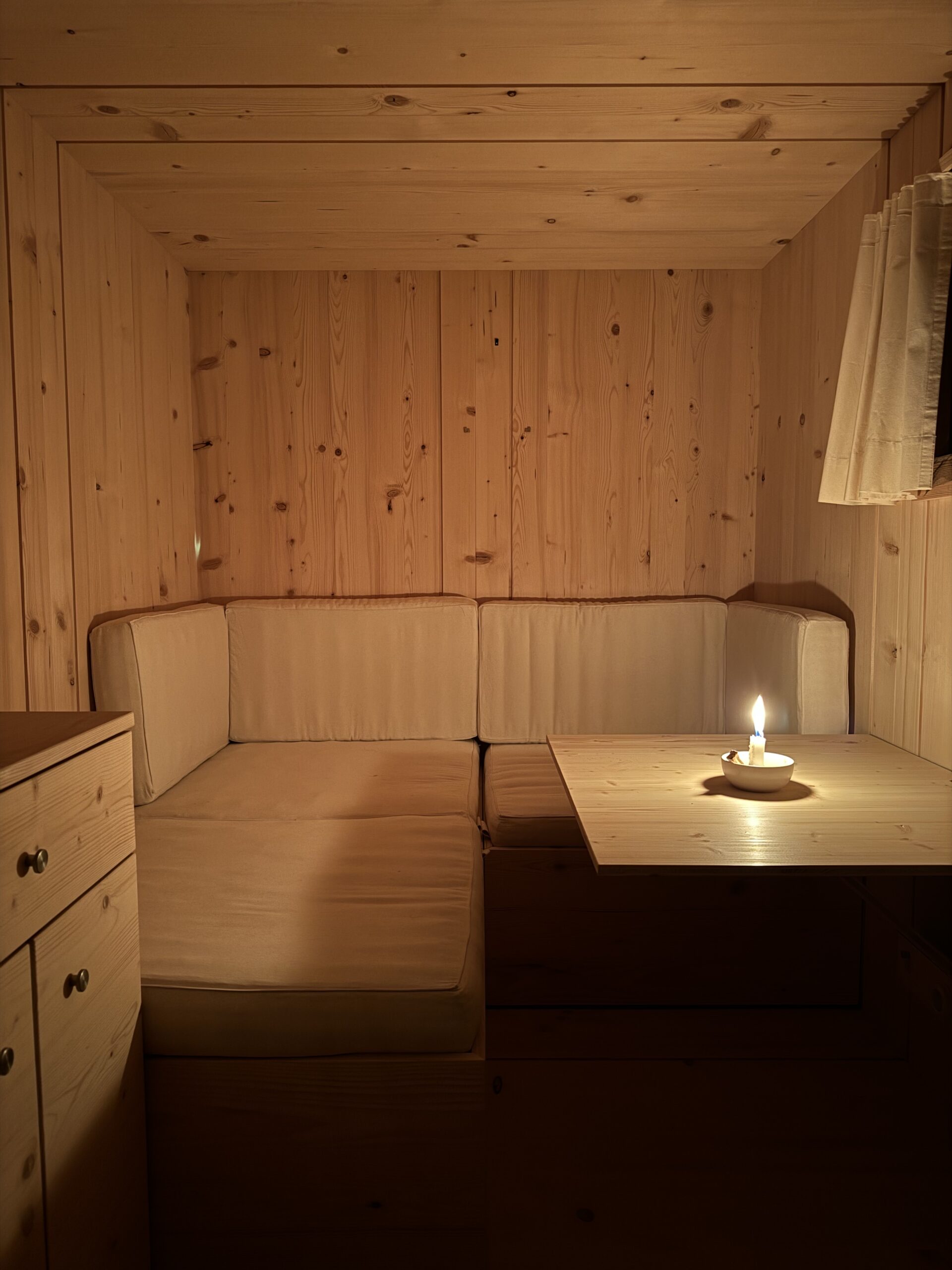 Modern mobile home interior that revolutionizes caravan design, handcrafted for a luxurious, eco-friendly vanlife experience / Modernes Mobilheim-Interieur, das das Caravan-Design revolutioniert, handgefertigt für ein luxuriöses, umweltfreundliches Vanlife-Erlebnis.