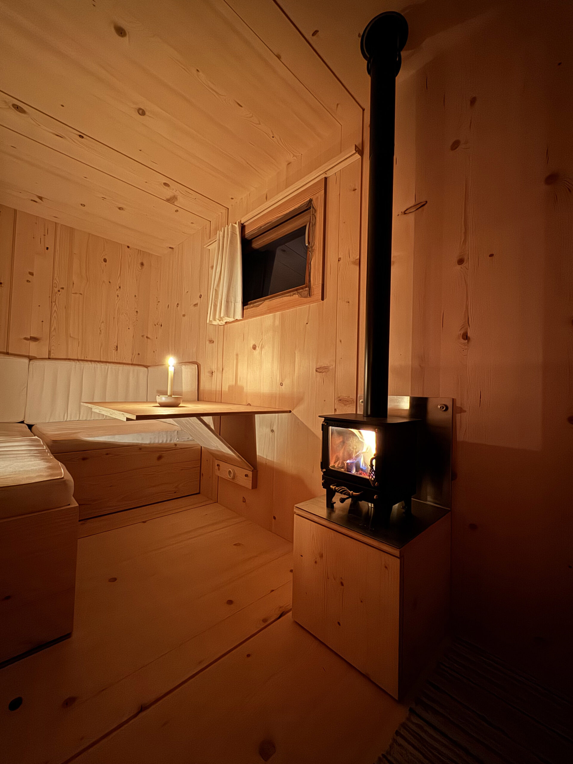 Modern mobile home interior that revolutionizes caravan design, handcrafted for a luxurious, eco-friendly vanlife experience / Modernes Mobilheim-Interieur, das das Caravan-Design revolutioniert, handgefertigt für ein luxuriöses, umweltfreundliches Vanlife-Erlebnis.